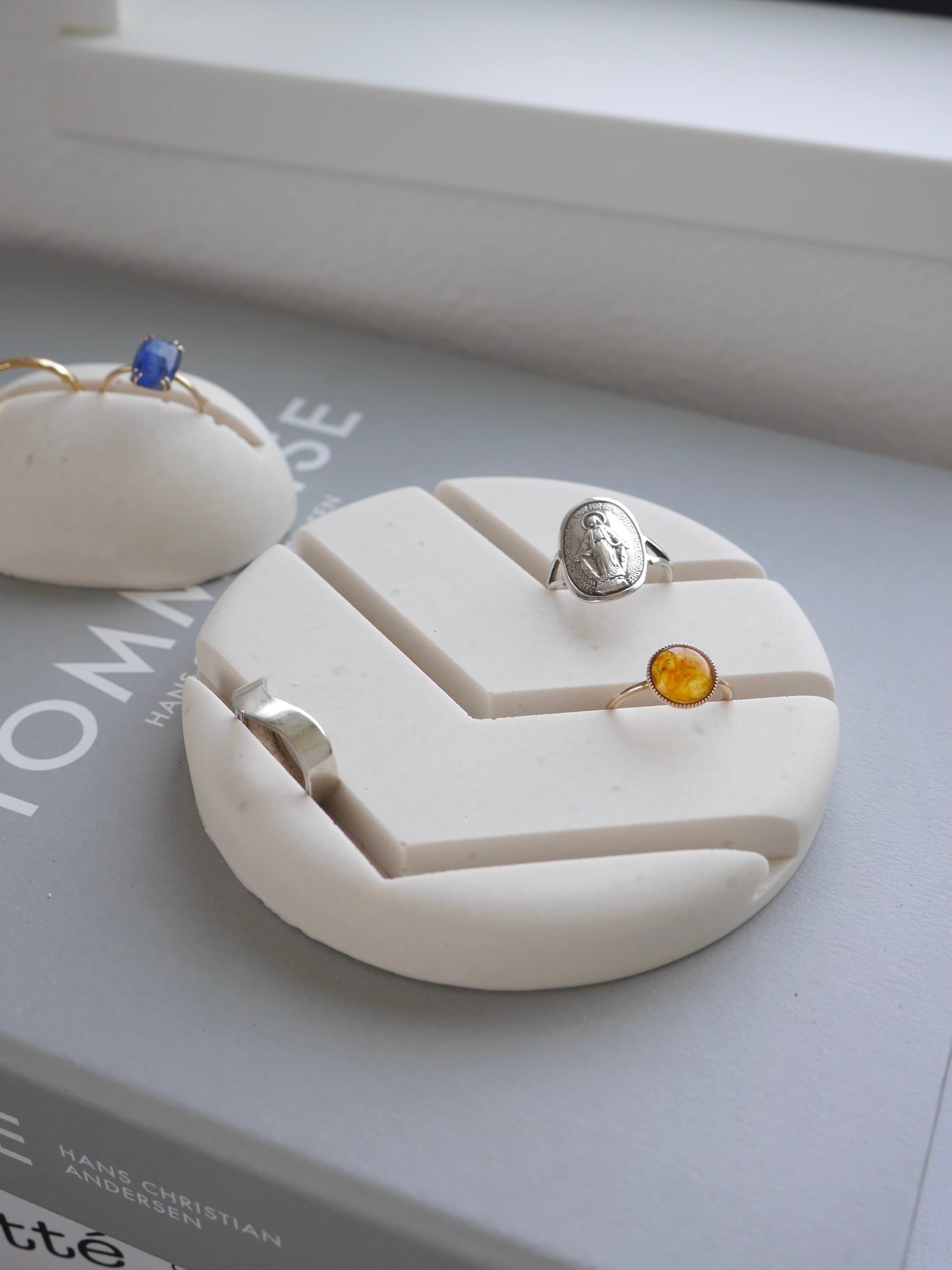 Circle V-Shape Ring Holder Mold