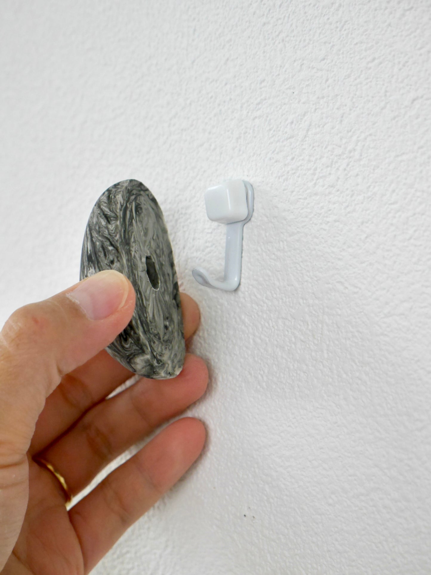 Wall-hanging hole mold