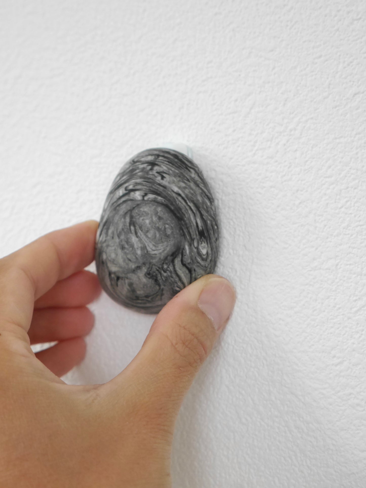 Wall-hanging hole mold