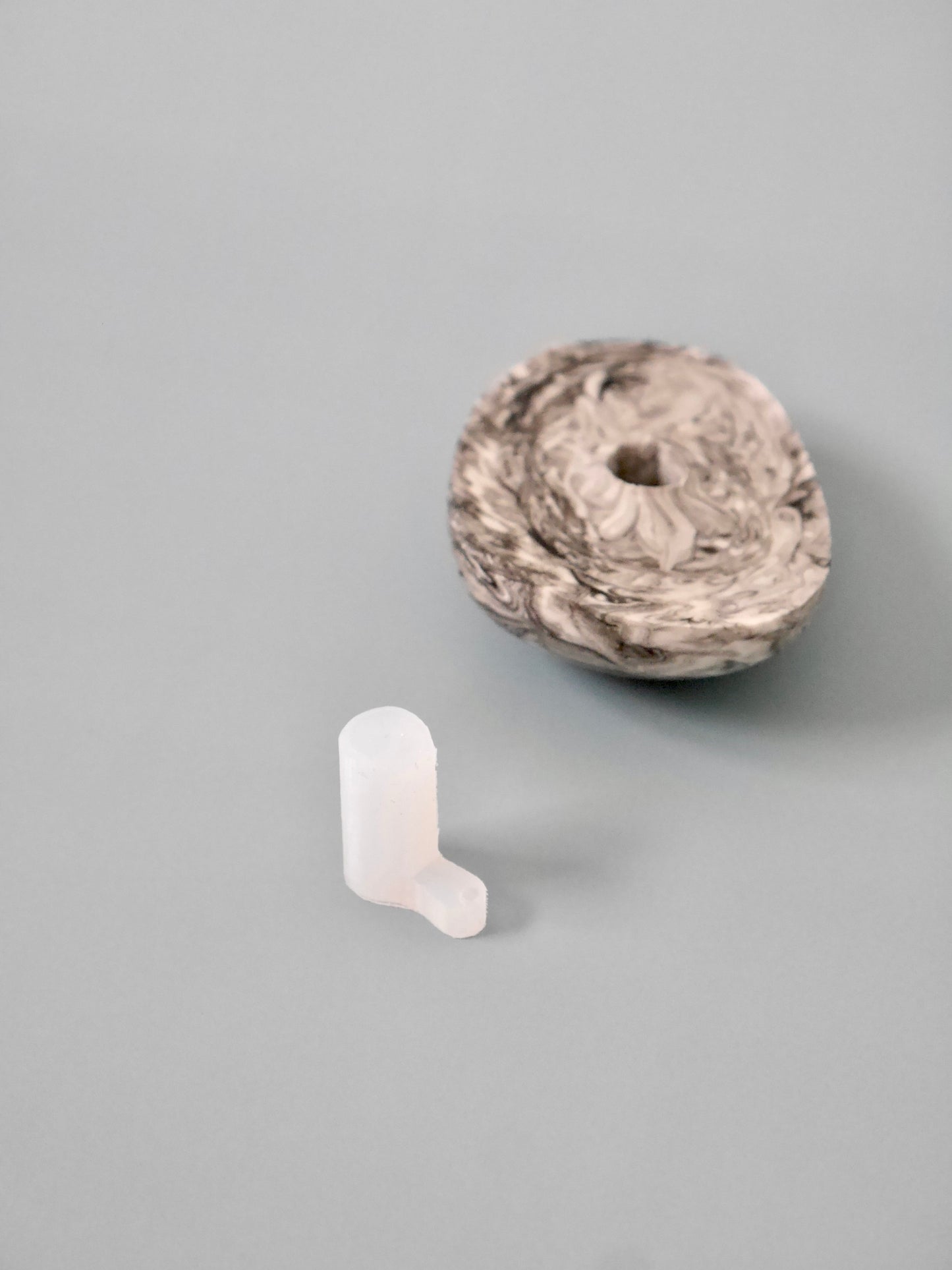 Wall-hanging hole mold
