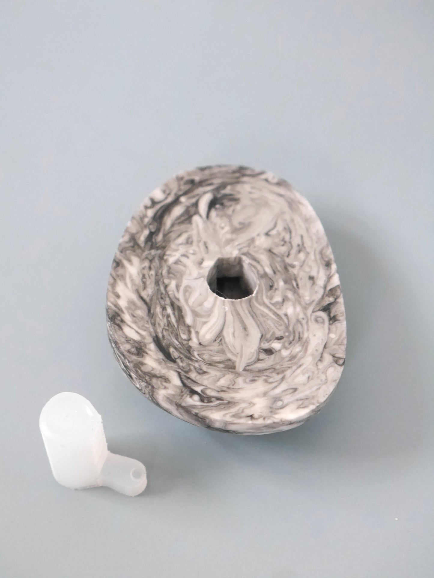 Wall-hanging hole mold